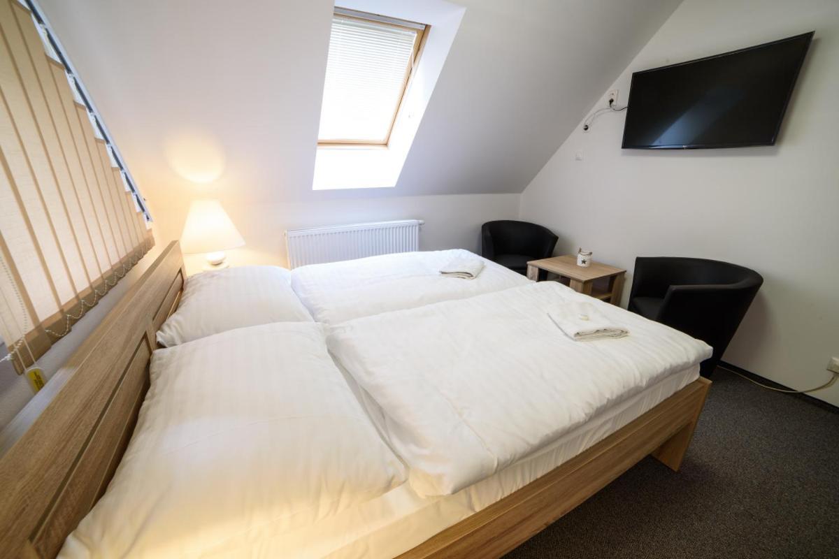 Отель Motorest-Pension U Hrachu,S.R.O. Клатови Экстерьер фото